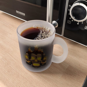 Kaffeetasse mit Totenköpfen und brennenden Kerzen - Happy Halloween