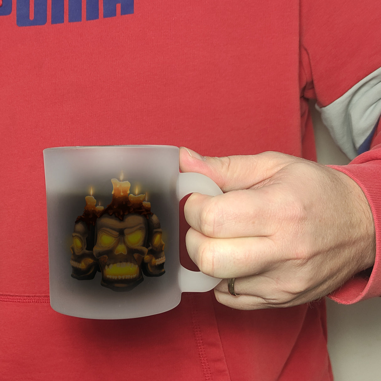 Kaffeetasse mit Totenköpfen und brennenden Kerzen - Happy Halloween