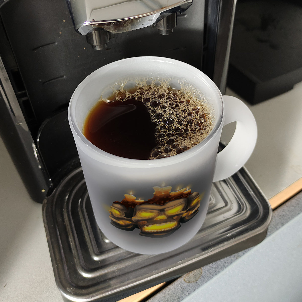 Kaffeetasse mit Totenköpfen und brennenden Kerzen - Happy Halloween
