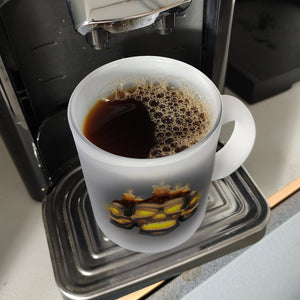 Kaffeetasse mit Totenköpfen und brennenden Kerzen - Happy Halloween