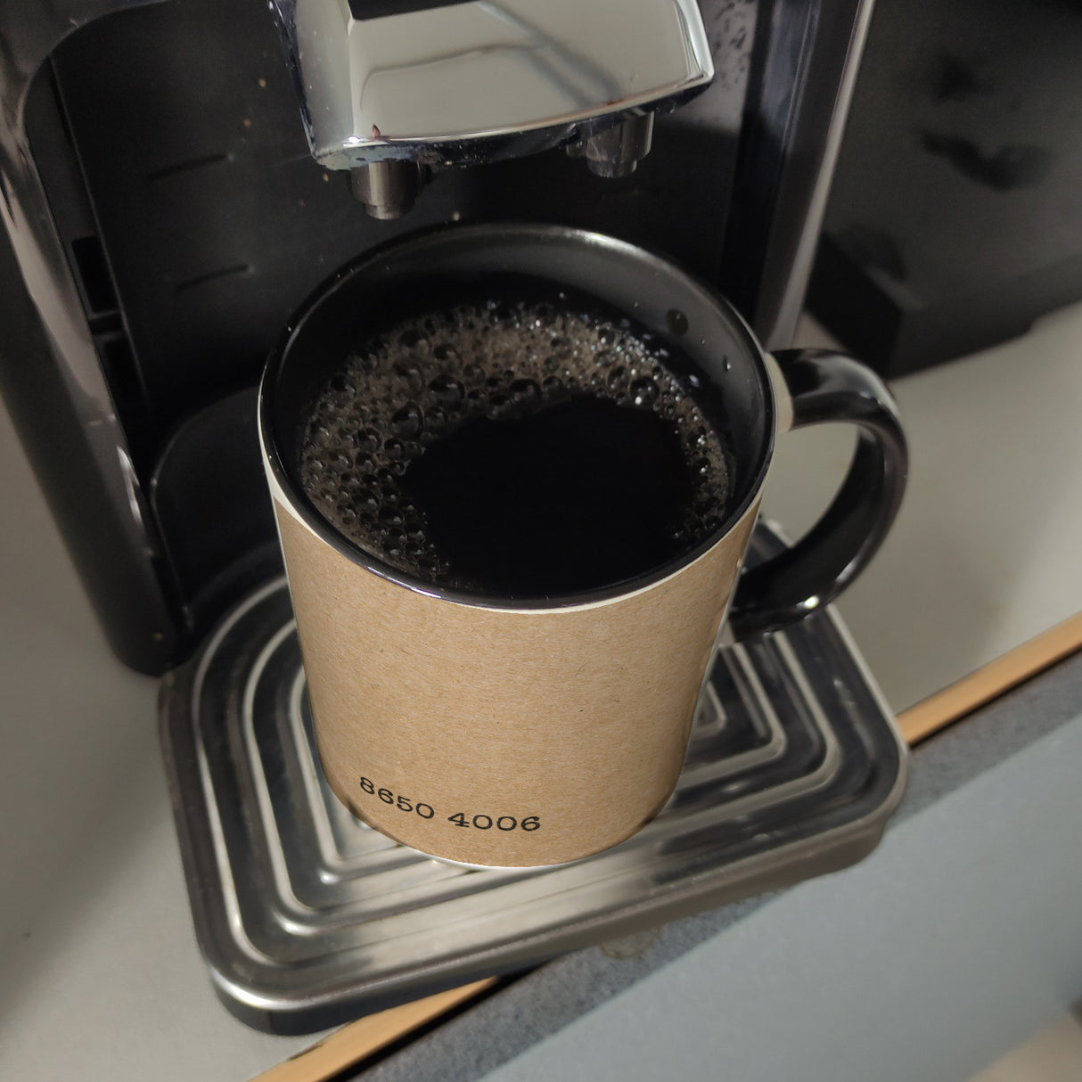 Kaffeebecher mit Serienmotiv Tintenfisch Kreis Dreieck Viereck Südkorea