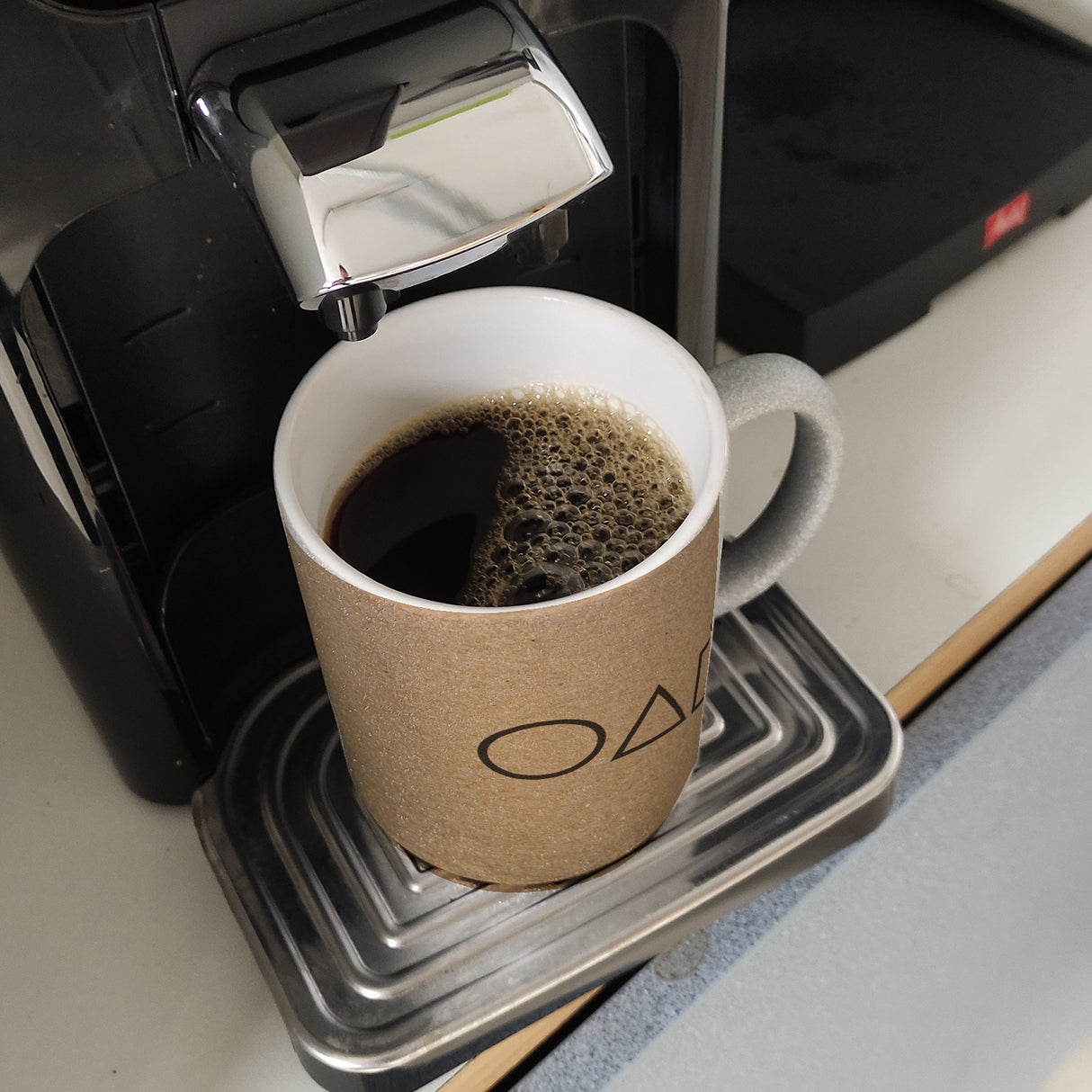 Kaffeebecher mit Serienmotiv Tintenfisch Kreis Dreieck Viereck Südkorea