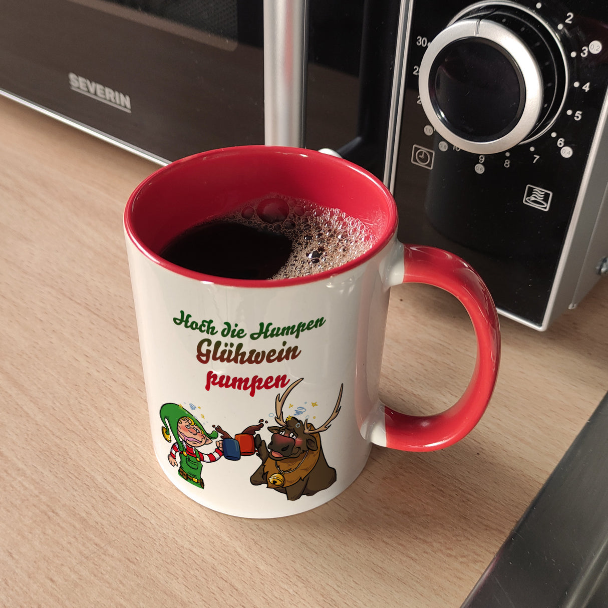 Hoch die Humpen Glühwein pumpen Kaffeebecher mit betrunkenem Rentier & Wichtel