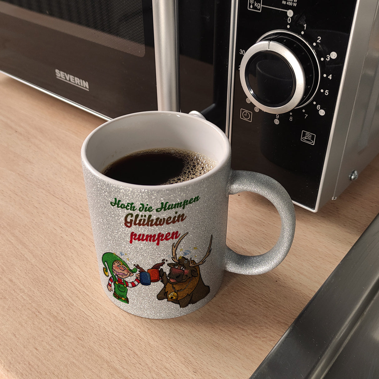 Hoch die Humpen Glühwein pumpen Kaffeebecher mit betrunkenem Rentier & Wichtel