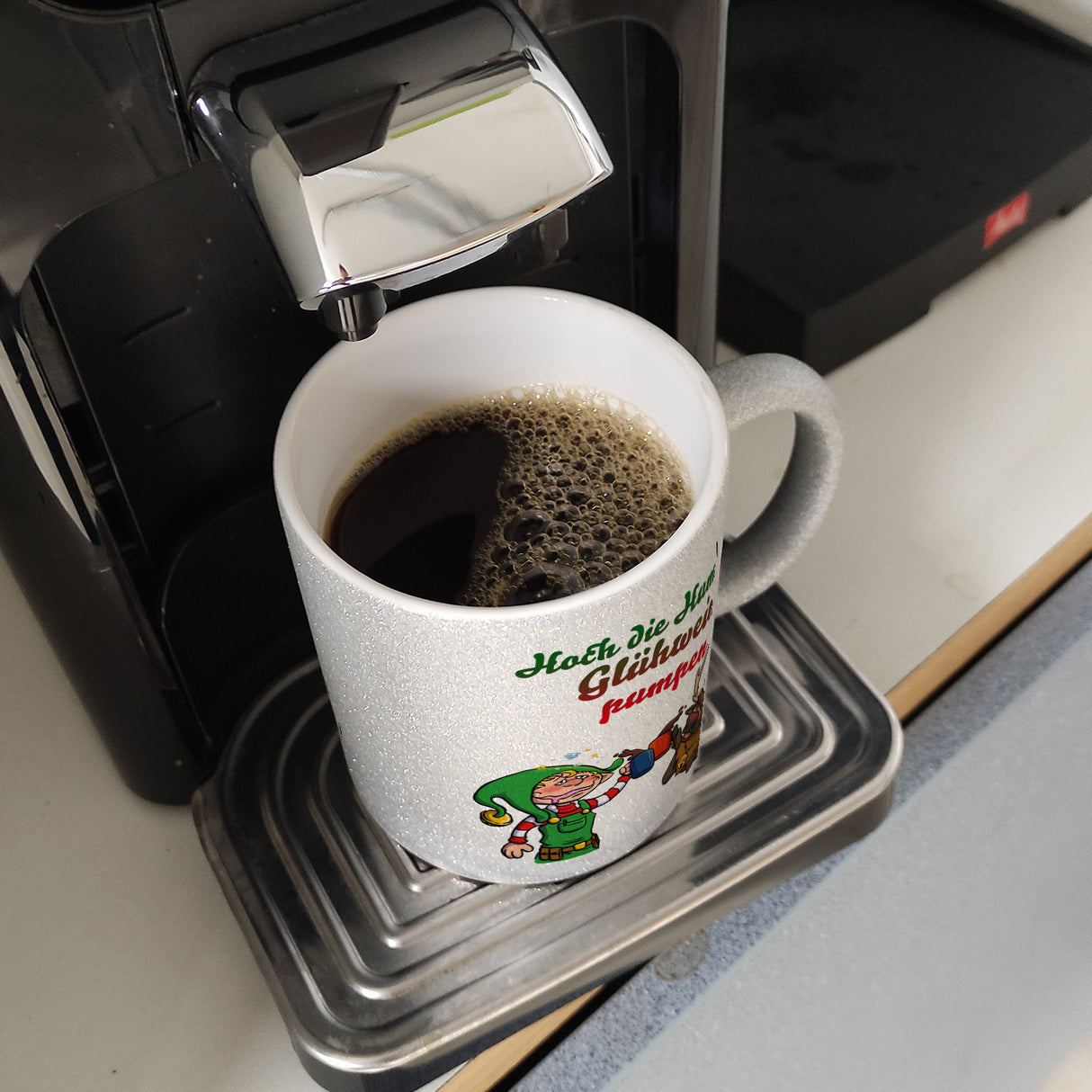 Hoch die Humpen Glühwein pumpen Kaffeebecher mit betrunkenem Rentier & Wichtel