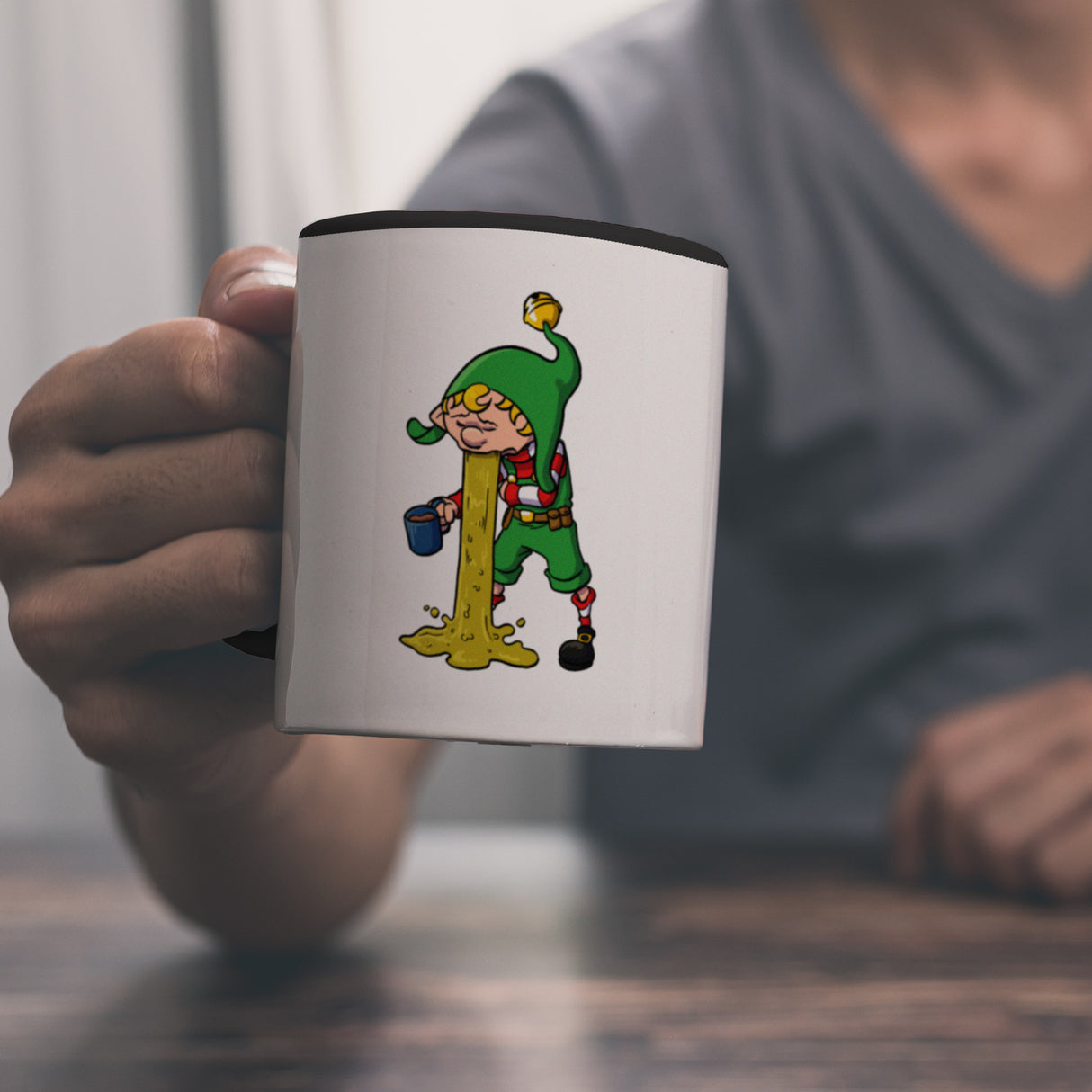 Kotzender Weihnachtswichtel mit Glühweintasse Weihnachten Kaffeebecher