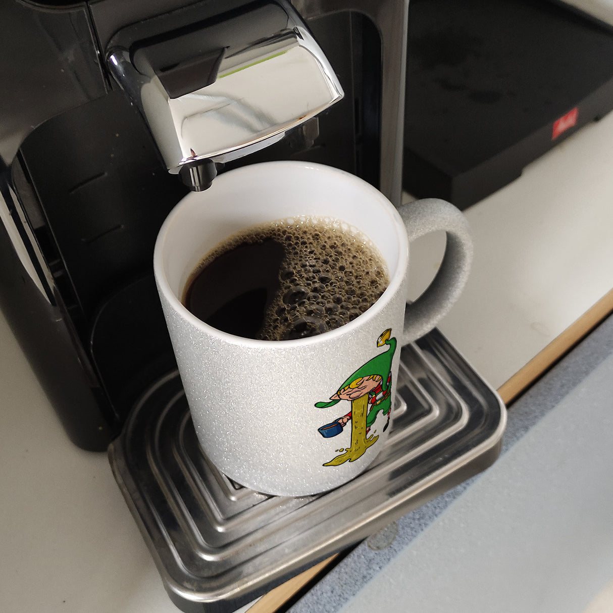 Kotzender Weihnachtswichtel mit Glühweintasse Weihnachten Kaffeebecher