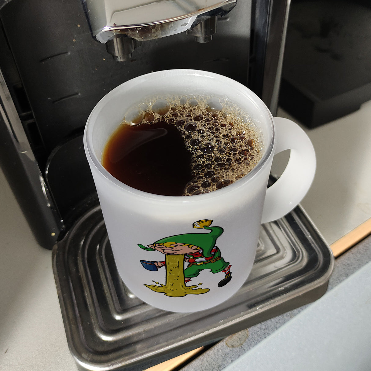 Kotzender Weihnachtswichtel mit Glühweintasse Weihnachten Kaffeebecher