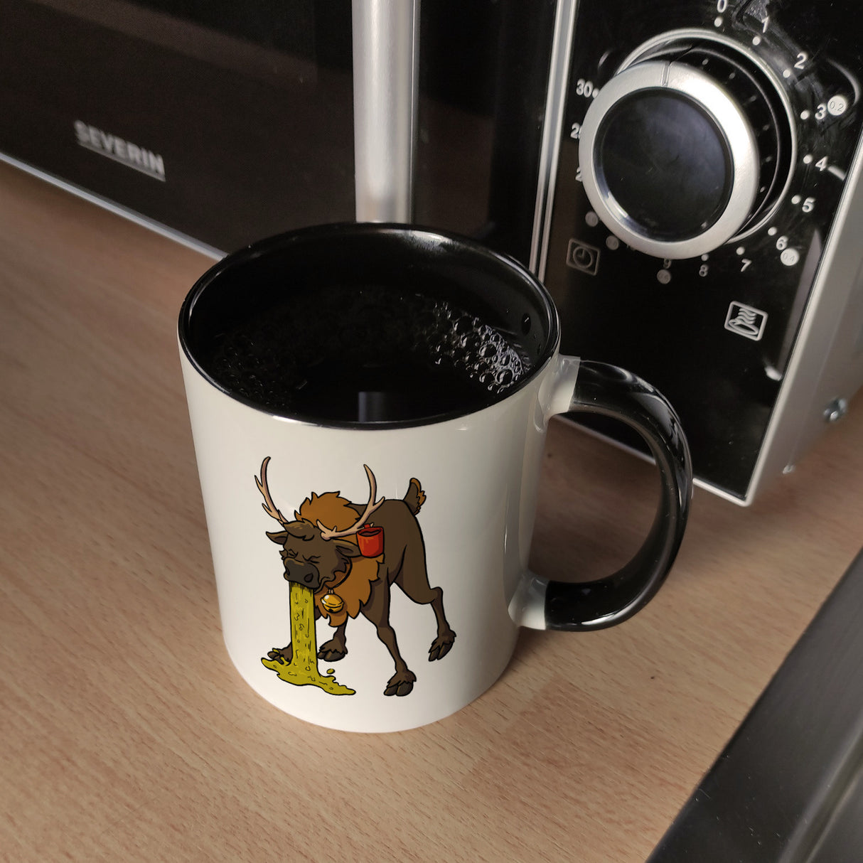 Kotzendes Rentier mit Glühweintasse Weihnachten Kaffeebecher