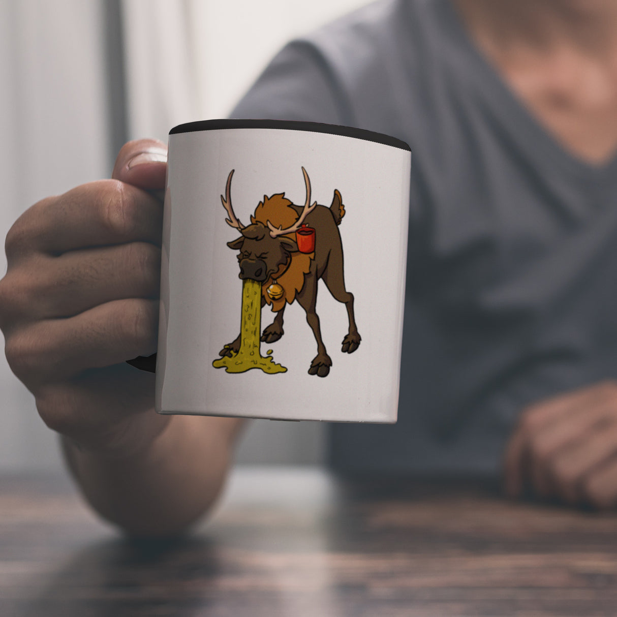 Kotzendes Rentier mit Glühweintasse Weihnachten Kaffeebecher