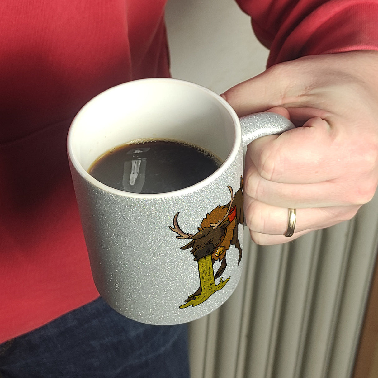 Kotzendes Rentier mit Glühweintasse Weihnachten Kaffeebecher