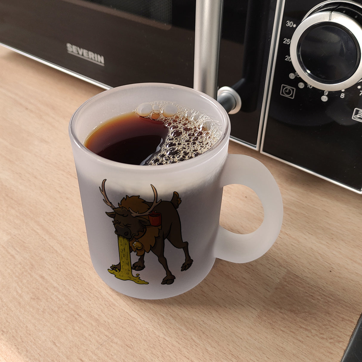Kotzendes Rentier mit Glühweintasse Weihnachten Kaffeebecher