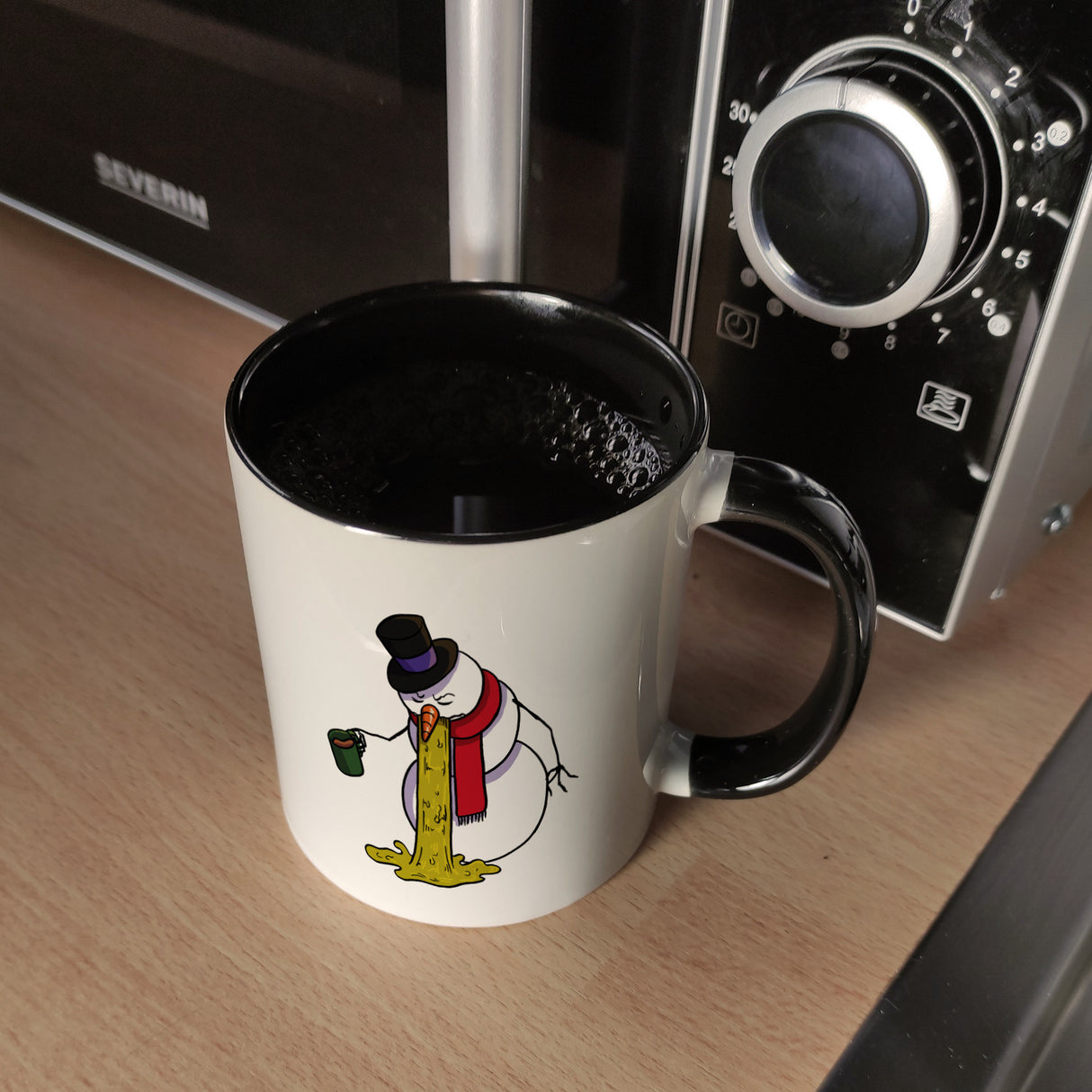 Kotzender Schneemann mit Glühweintasse Weihnachten Kaffeebecher
