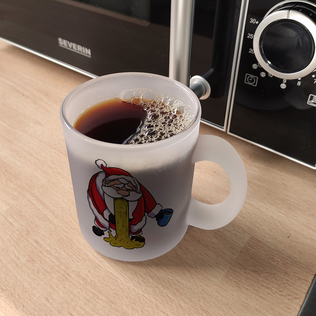 Kotzender Weihnachtsmann mit Glühweintasse Weihnachten Kaffeebecher