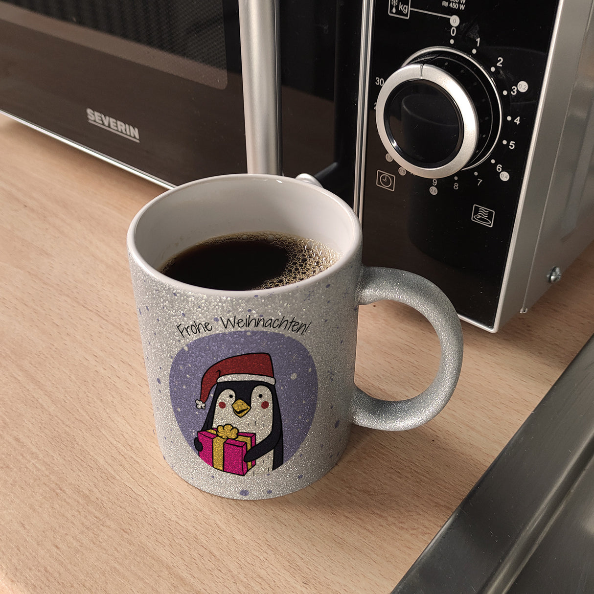 Frohe Weihnachten Kaffeebecher mit süßem Pinguin