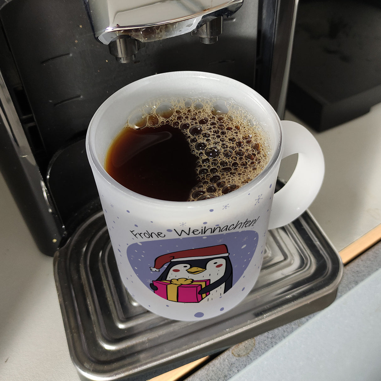 Frohe Weihnachten Kaffeebecher mit süßem Pinguin