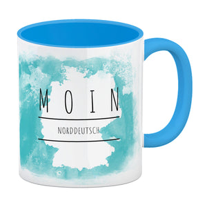 Hallo auf Norddeutsch Moin lustiger Kaffeebecher mit blauem Hintergrund