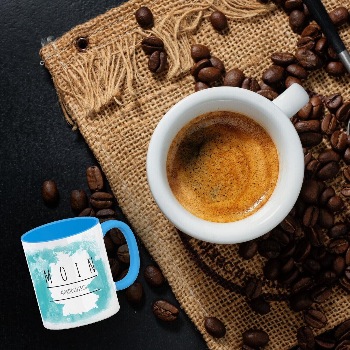 Hallo auf Norddeutsch Moin lustiger Kaffeebecher mit blauem Hintergrund