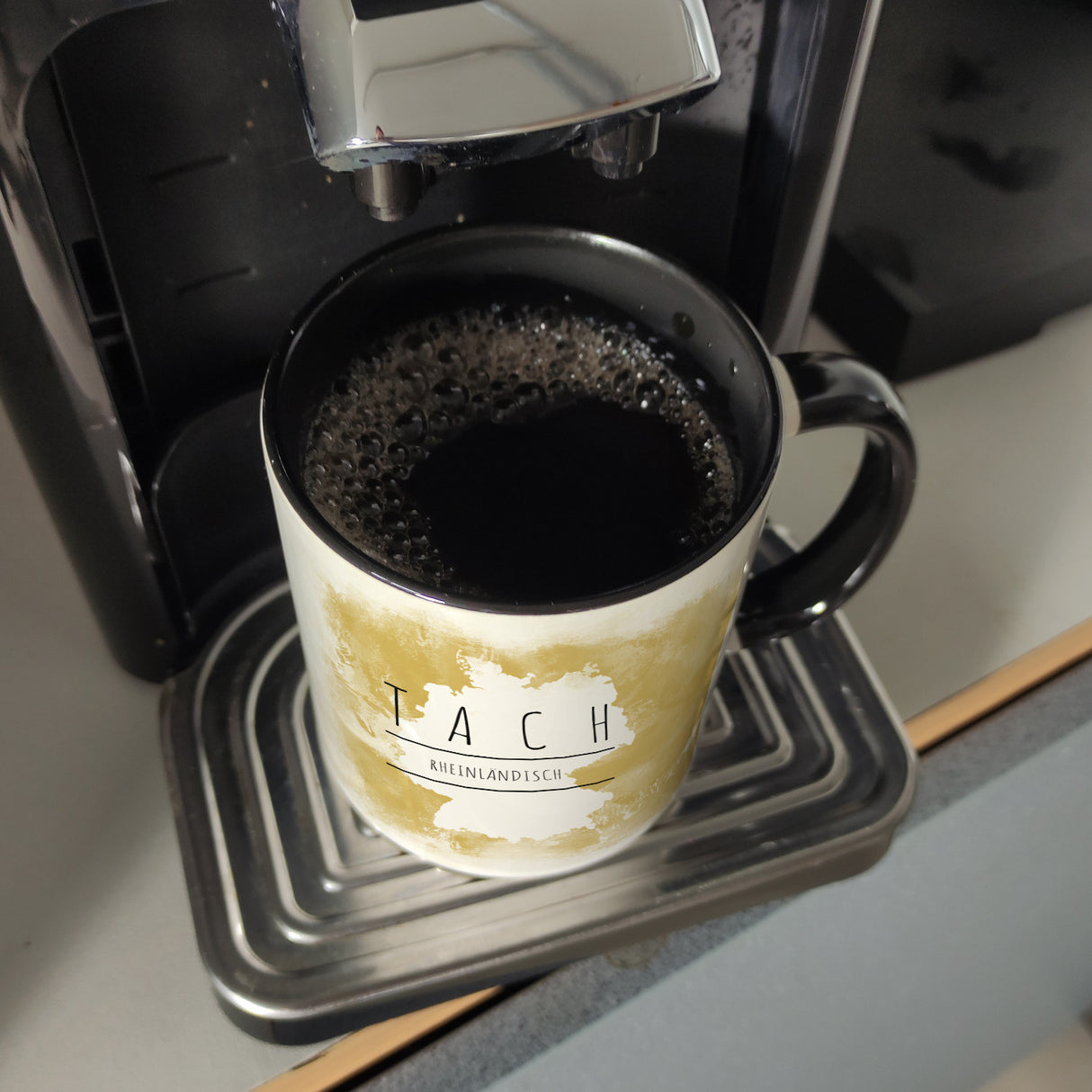 Hallo auf Rheinländisch Tach lustiger Kaffeebecher mit gelbem Hintergrund