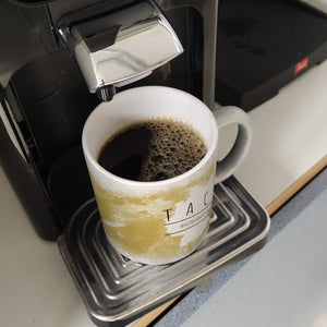 Hallo auf Rheinländisch Tach lustiger Kaffeebecher mit gelbem Hintergrund