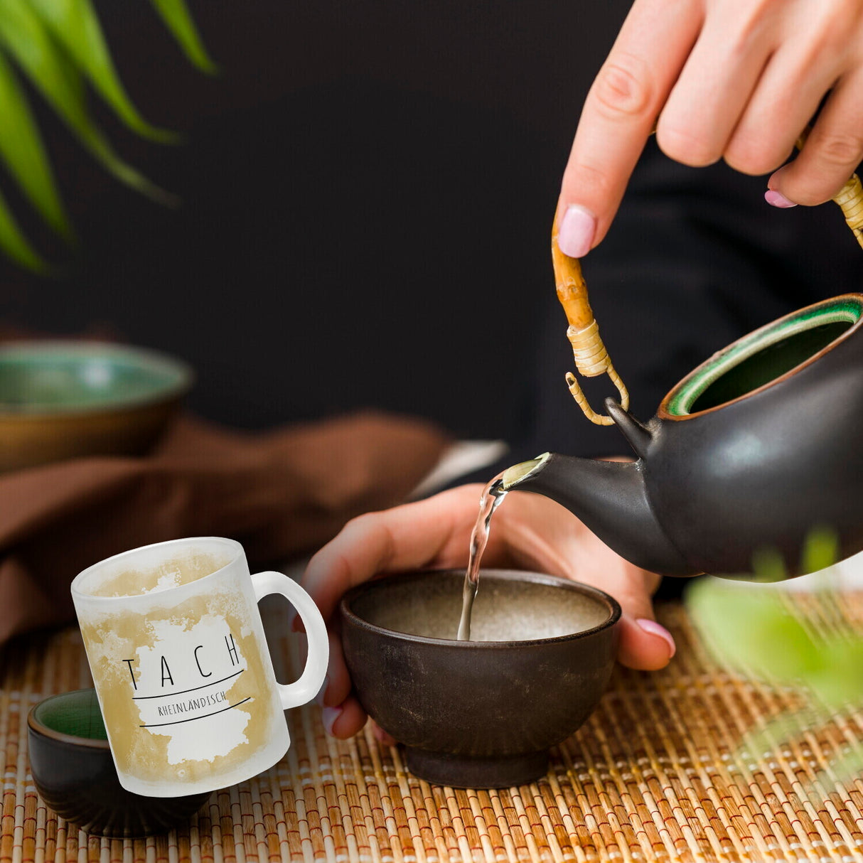 Hallo auf Rheinländisch Tach lustiger Kaffeebecher mit gelbem Hintergrund