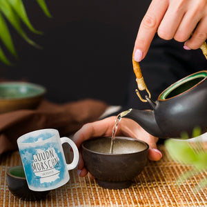 Hallo auf Sächsisch Guudn Morschen lustiger Kaffeebecher mit blauem Hintergrund