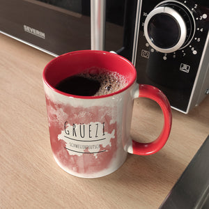 Hallo auf Schweizerdeutsch Grüezi lustiger Kaffeebecher mit rotem Hintergrund