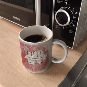 Hallo auf Schweizerdeutsch Grüezi lustiger Kaffeebecher mit rotem Hintergrund