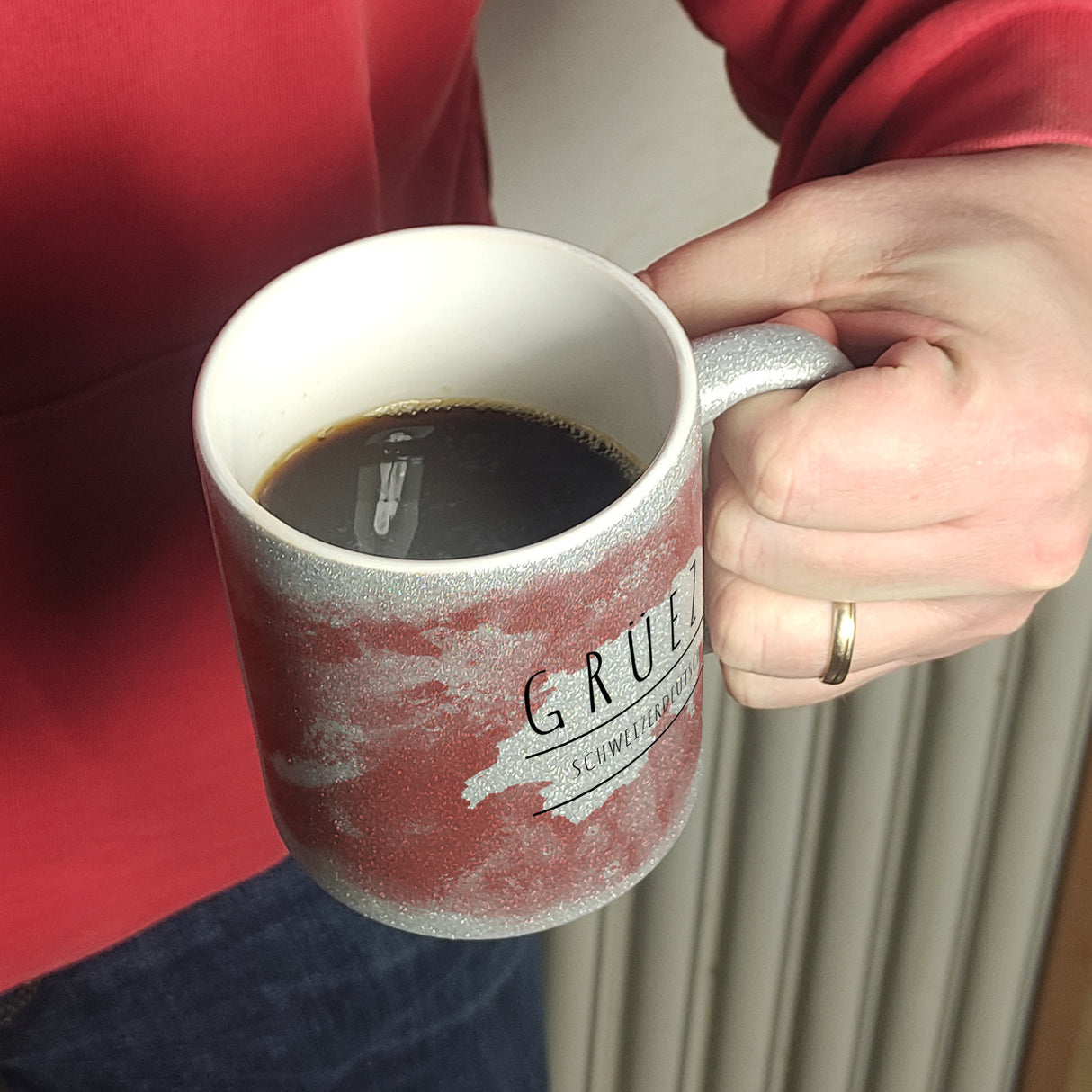Hallo auf Schweizerdeutsch Grüezi lustiger Kaffeebecher mit rotem Hintergrund
