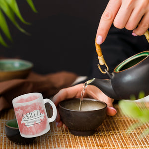 Hallo auf Schweizerdeutsch Grüezi lustiger Kaffeebecher mit rotem Hintergrund