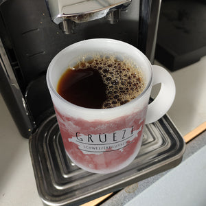 Hallo auf Schweizerdeutsch Grüezi lustiger Kaffeebecher mit rotem Hintergrund