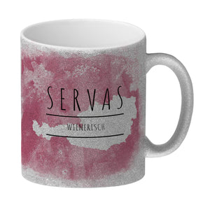 Hallo auf Wienerisch Servas lustiger Kaffeebecher mit rosaem Hintergrund