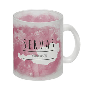 Hallo auf Wienerisch Servas lustiger Kaffeebecher mit rosaem Hintergrund