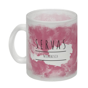 Hallo auf Wienerisch Servas lustiger Kaffeebecher mit rosaem Hintergrund