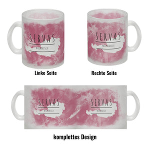 Hallo auf Wienerisch Servas lustiger Kaffeebecher mit rosaem Hintergrund