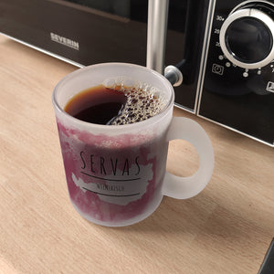 Hallo auf Wienerisch Servas lustiger Kaffeebecher mit rosaem Hintergrund