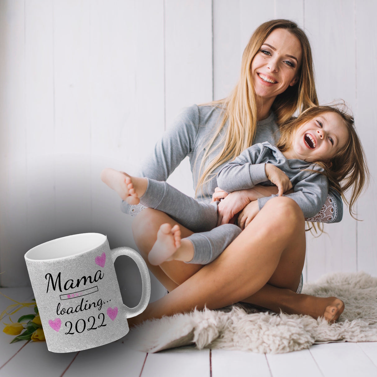 Mama loading 2022 Kaffeetasse mit Herzen für die Schwangerschaft