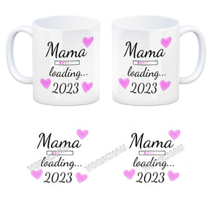 Mama loading 2022 Kaffeetasse mit Herzen für die Schwangerschaft