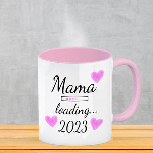 Mama loading 2022 Kaffeetasse mit Herzen für die Schwangerschaft