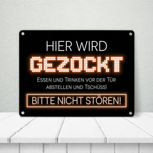 Hier wird gezockt Metallschild für Gamer in violett