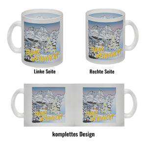 Kaffeebecher zum Thema Weihnachten mit eingeschneiter Landschaft