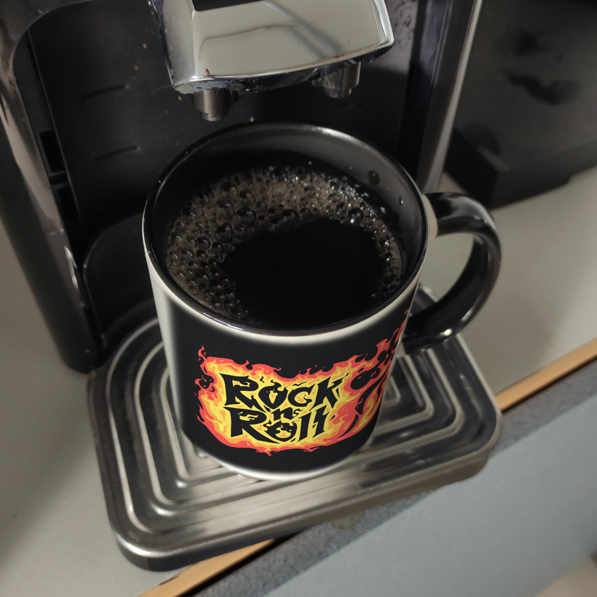 Rock n' Roll Kaffeebecher mit Flammen und Totenkopf