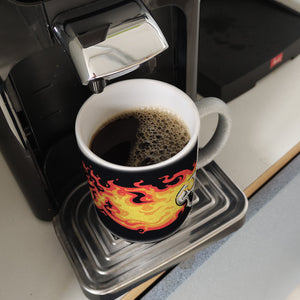 Rock n' Roll Kaffeebecher mit Flammen und Totenkopf