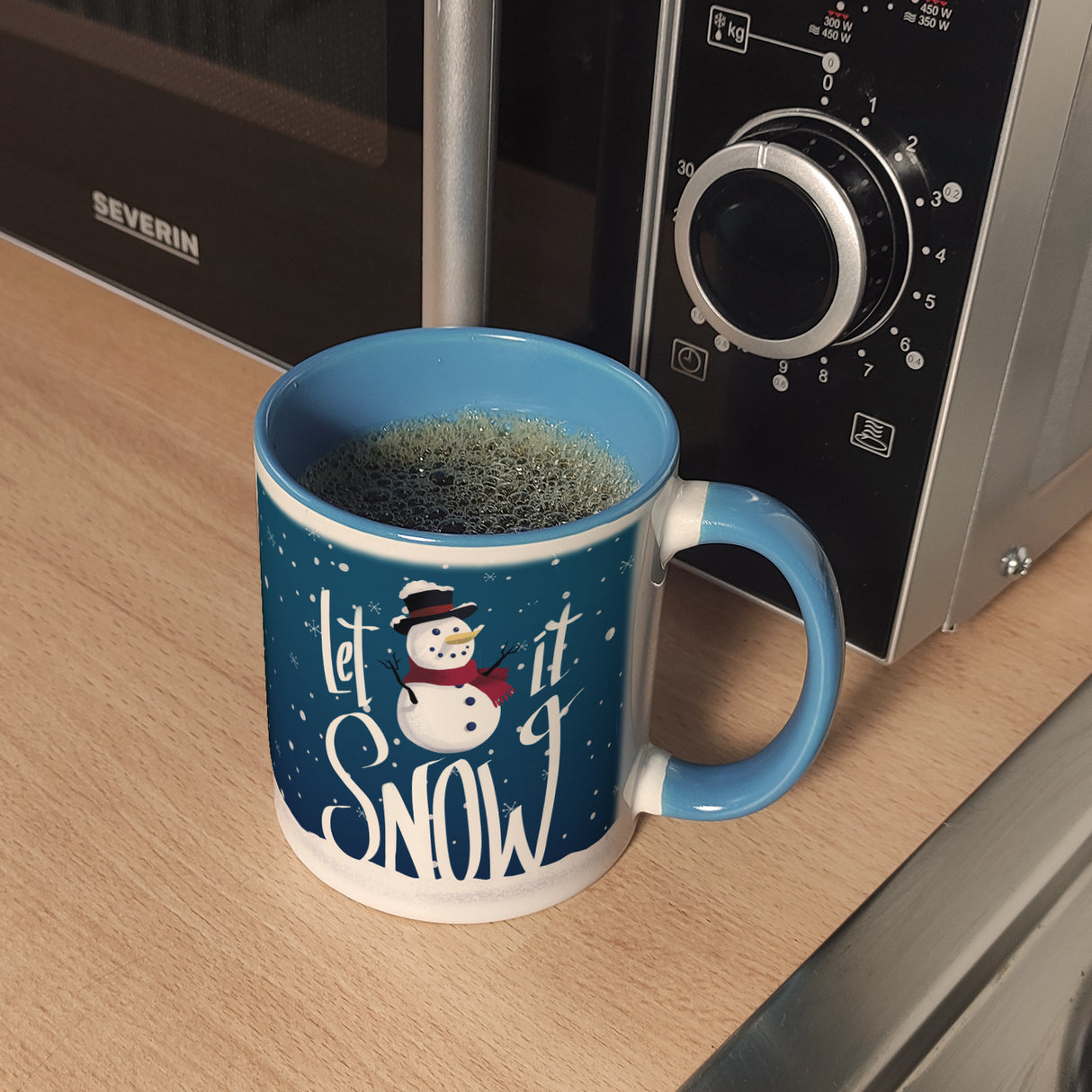 Let it Snow Kaffeebecher mit süßem Schneemann und Schneeflocken