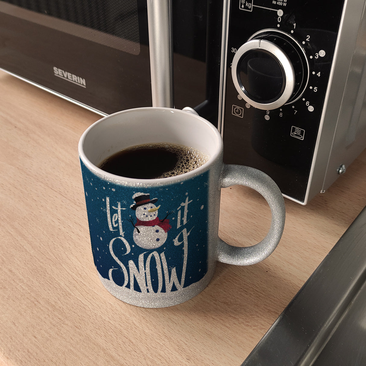 Let it Snow Kaffeebecher mit süßem Schneemann und Schneeflocken