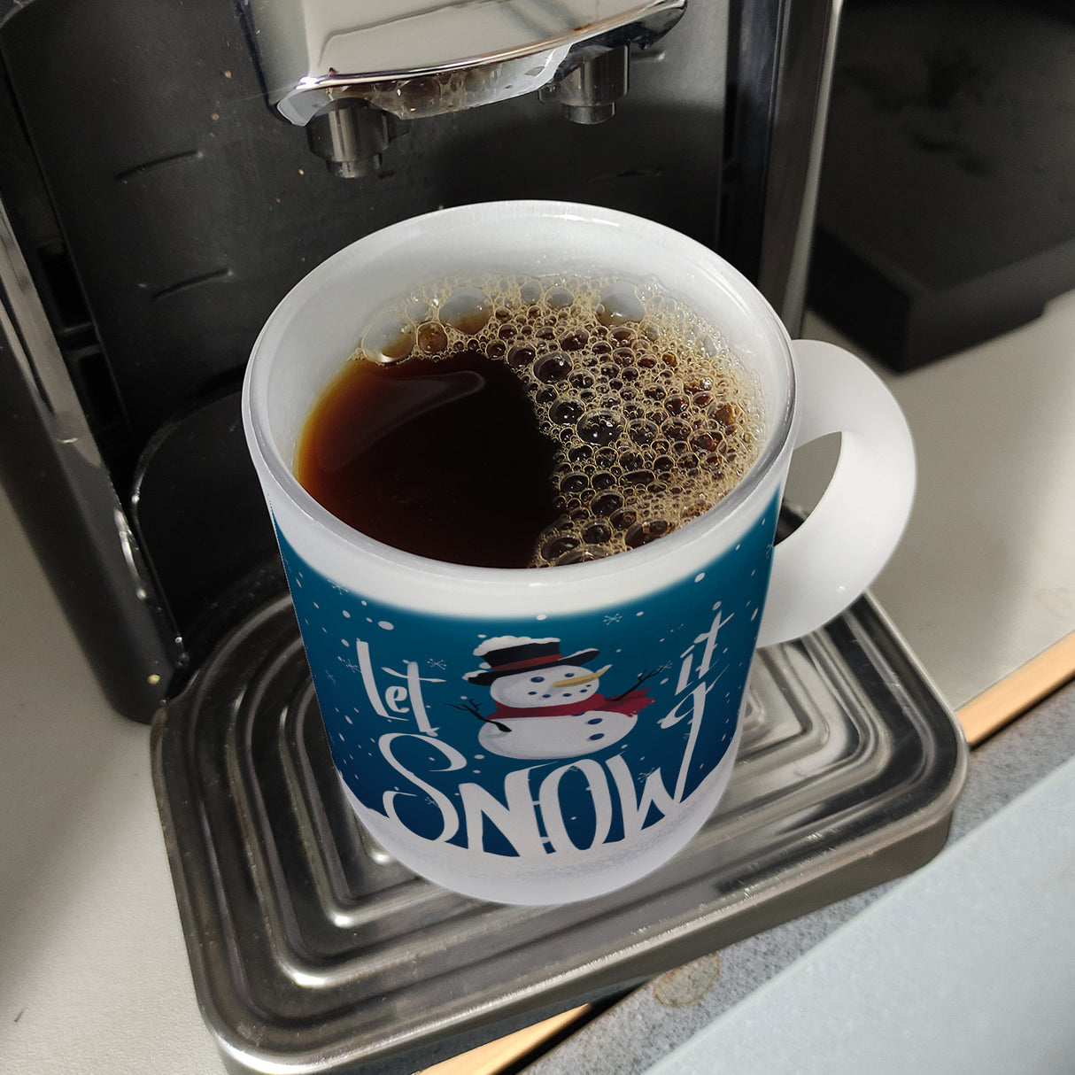 Let it Snow Kaffeebecher mit süßem Schneemann und Schneeflocken