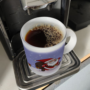 Frohe Weihnachten! Kaffeebecher mit lustigem Comic-Weihnachtsmann