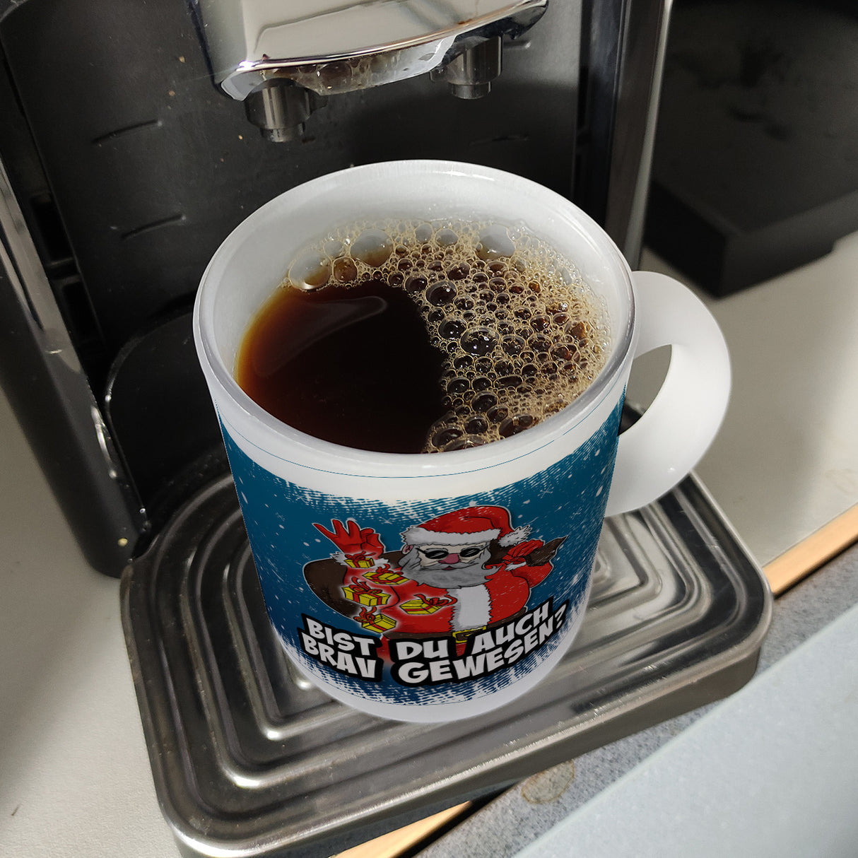 Bist du auch brav gewesen? Kaffeebecher mit coolem Weihnachtsmann