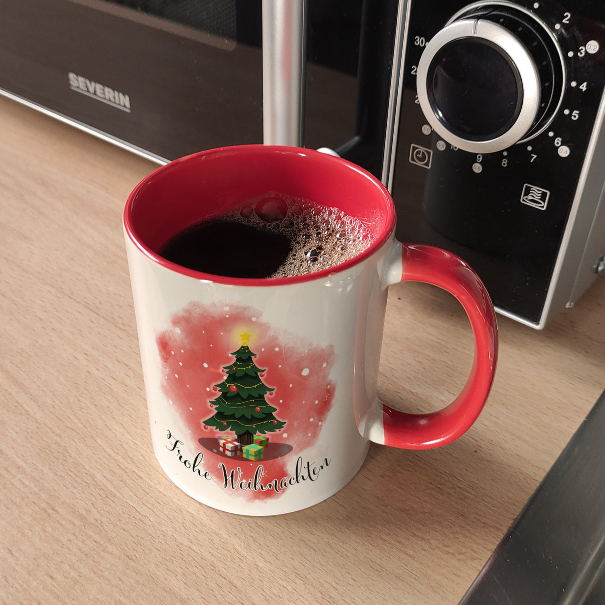Frohe Weihnachten Kaffeebecher mit andächtigem Weihnachtsbaum