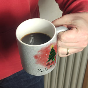 Frohe Weihnachten Kaffeebecher mit andächtigem Weihnachtsbaum